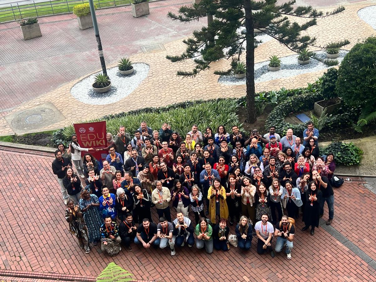 <a href="/wikimediaco/">Wikimedia Colombia</a> No hay evento Wikimedia sin la foto grupal con la «W» 😁

Ahora sí, el último post y nos vamos (de regreso a la programación normal). Aquí te dejamos fotos de las charlas del D3 ⬇️

📸: Heidy Amaya, CC BY-SA 4.0