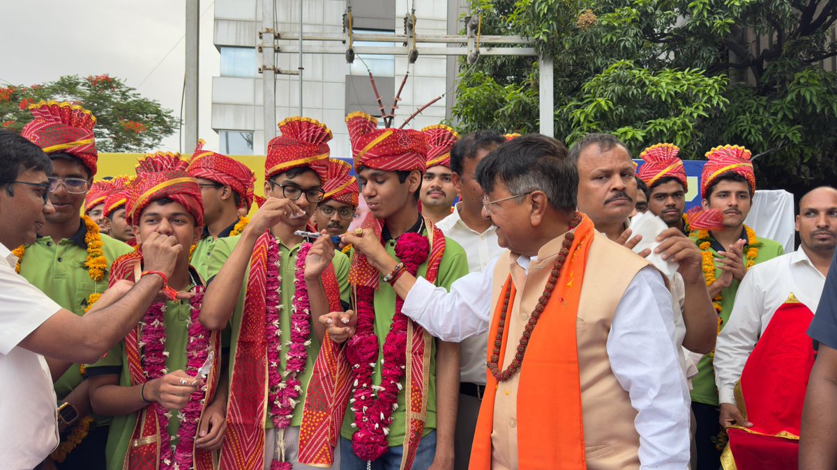 KailashOnline's tweet photo. आज इंदौर में प्रतिष्ठित शैक्षणिक संस्था एलन (ALLEN) द्वारा आयोजित कार्यक्रम में सम्मिलित होकर प्रतिभाशाली विद्यार्थियों से भेंट की। 

इस मौके पर आईआईटी परीक्षा में चयनित विद्यार्थियों से संवाद करते हुए उज्ज्वल भविष्य हेतु उन्हें शुभकामनाएं प्रेषित कीं।

बच्चों! खूब पढ़ो और अपने परिवार तथा देश-प्रदेश नाम रोशन करो... शुभाशीर्वाद!