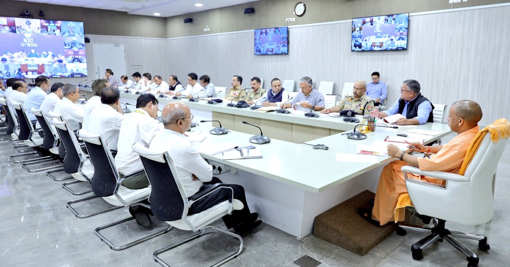 onlypolicenews's tweet photo. ‼️वीडियो कॉन्फ्रेंसिंग सार‼️
  ⛔महाराज जी ने आज लखनऊ में शासन स्तर के वरिष्ठ अधिकारियों,मंडलायुक्त,जोन पुलिस कमिश्नरेट,रेंज तथा जनपद के वरिष्ठ अधिकारियों के साथ बैठक कर प्रदेश की कानून-व्यवस्था,जनसुनवाई व्यवस्था और आगामी पर्व-त्योहारों के संबंध में तैयारियों की समीक्षा की,किसी क्षेत्र में विवाद की स्थिति में संबंधित थाना 'तहरीर' की प्रतीक्षा न करे,आवश्यक कदम तत्काल उठाए जाएं,प्रदेश में शांति,सुरक्षा और सौहार्द का माहौल बना रहना चाहिए,प्रतिबंधित पशुओं के काटने,परंपरा से हटकर कार्य करने,अराजकता फैलाने वालों की सूची तैयार कर,संदिग्धों पर निषेधात्मक कार्रवाई की जाए,सभी थाना,तहसील,जनपद में पीस कमेटियों से संवाद सुनिश्चित किया जाए,सार्वजनिक मार्गों पर यातायात अवरुद्ध न हो,धार्मिक स्थलों के आसपास पुलिस बल की पैदल गश्त सतत जारी रहे,बकरीद पर कुर्बानी के लिए पूर्व निर्धारित स्थल चिह्नित हों,अन्यत्र कदापि न हो,प्रतिबंधित पशु की कुर्बानी पूर्णतः वर्जित रहे,प्रत्येक जिले में कुर्बानी के उपरांत अपशिष्ट निस्तारण की सुनियोजित व्यवस्था रहे,नमाज परंपरागत स्थलों पर ही हो,सड़क मार्ग अवरुद्ध कर नमाज की अनुमति न हो,आस्था का सम्मान हो किंतु नई परंपराओं को प्रोत्साहित न किया जाए,बर्ड फ्लू के प्रति विशेष सतर्कता बरतने और सुरक्षा के सभी मानकों का कड़ाई से अनुपालन सुनिश्चित करने तथा मृत पशुओं को नदियों में प्रवाहित न करने के लिए आमजन को जागरूक करने के निर्देश दिए,अवैध स्लॉटर हाउस किसी भी दशा में संचालित न हों,वैध स्लॉटर हाउस में निर्धारित क्षमता से अधिक पशु न रखे जाएं,खुले में मांस विक्रय प्रतिबंधित रहे,निराश्रित गोआश्रय स्थलों में हरा चारा,पानी आदि की समुचित व्यवस्था बनी रहेतेज हवा व आँधी के कारण बाधित बिजली आपूर्ति की स्थिति में तत्काल रिस्पॉन्स दिया जाए,बिजली आपूर्ति बाधित न होने पाए,गंगा दशहरा पर्व के दृष्टिगत गंगा नदी के घाटों की साफ-सफाई व साज-सज्जा कराई जाए,04 जून को स्वच्छता कार्यक्रम और 05 जून को सायं आरती तथा अन्य आयोजन सुनिश्चित किए जाएं,घाटों पर स्नान के लिए चिह्नित स्थल निर्धारित किए जाएं,सतर्कता के दृष्टिगत गोताखोरों,पीएसी फ्लड यूनिट,एनडीआरएफ व एसडीआरएफ की तैनाती रहे,सभी जनपदों में सिविल डिफेंस इकाई का गठन किया जाए,सभी अधिकारी कार्यदिवस में अपने कार्यालय में जनसुनवाई करें,सभी विभागों/कार्यालयों में पब्लिक ग्रीवांस ऑफिसर तैनात किए जाएं⛔
#🇴‌🇳‌🇱‌🇾‌🇵‌🇴‌🇱‌🇮‌🇨‌🇪‌🇳‌🇪‌🇼‌🇸‌