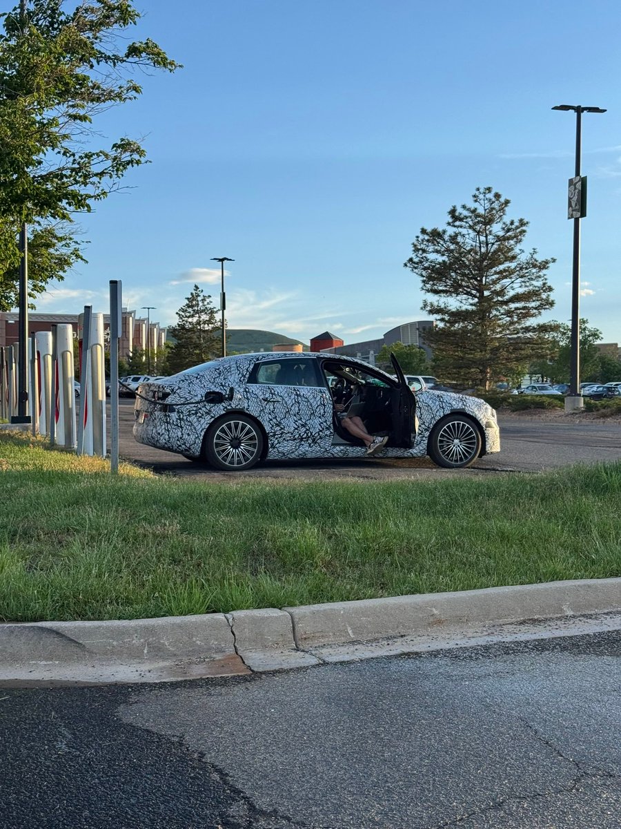 electricfelix's tweet image. Hello Benz #NACS getting ready to join @TeslaCharging #native ⚡️⚡️⚡️
#alwaysbecharging 🇺🇸🇺🇸🇺🇸