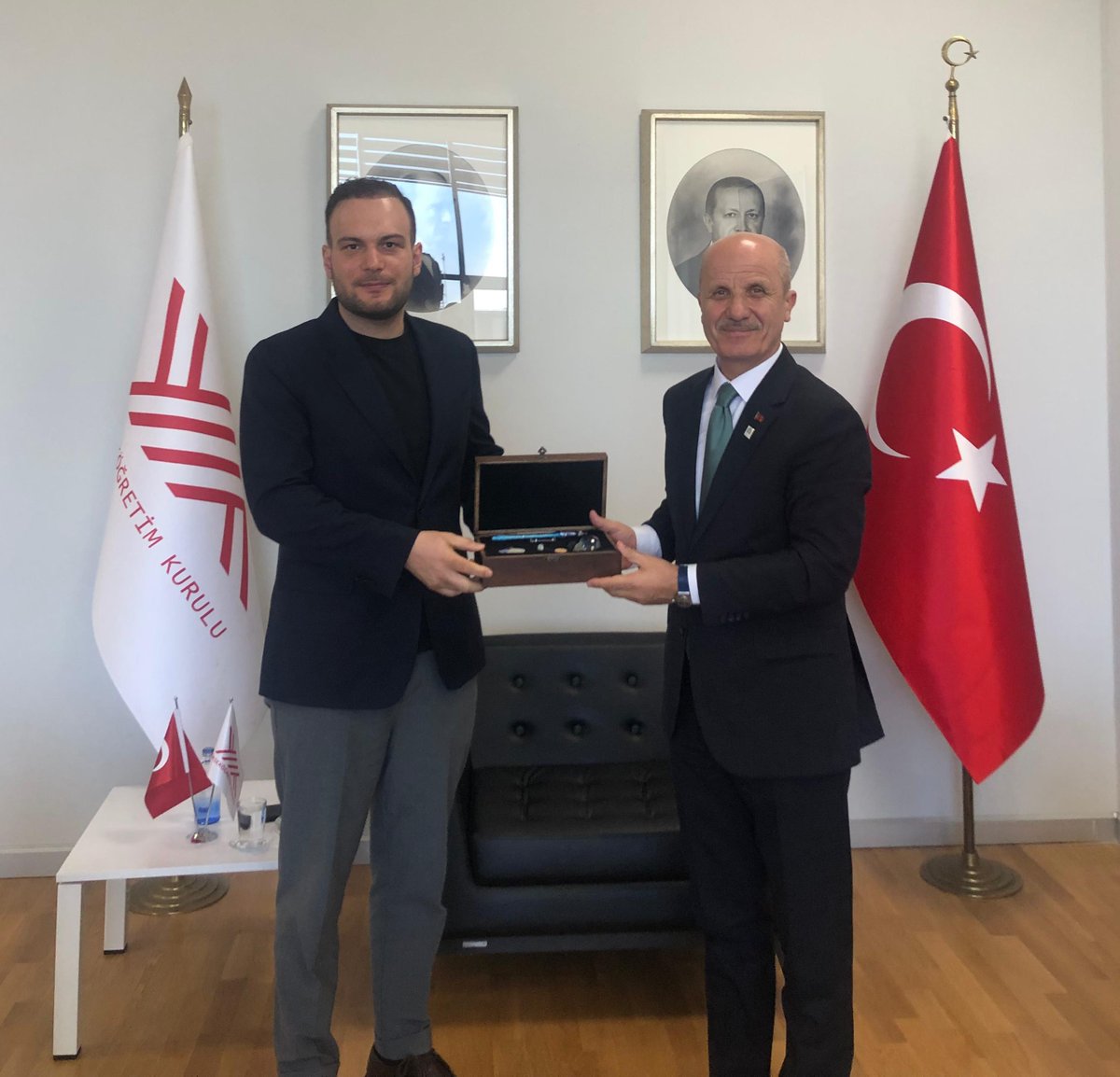 Erol Özvar (@erolozvar) on Twitter photo Sıfır Atık Vakfı Başkanı Sayın <a href="/samedagirbas/">Samed Ağırbaş</a>’ın ziyaretinde üniversitelerimizde yürütülen sıfır atık çalışmalarını ve sürdürülebilir bir gelecek için birlikte geliştirebileceğimiz yeni projeleri değerlendirdik. <a href="/sifiratikvakfi0/">Sıfır Atık Vakfı</a> Sıfır Atık Vakfı Başkanı Sayın <a href="/samedagirbas/">Samed Ağırbaş</a>’ın ziyaretinde üniversitelerimizde yürütülen sıfır atık çalışmalarını ve sürdürülebilir bir gelecek için birlikte geliştirebileceğimiz yeni projeleri değerlendirdik. <a href="/sifiratikvakfi0/">Sıfır Atık Vakfı</a>