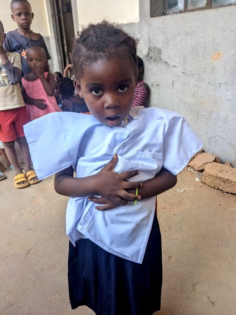 OSNMITALY's tweet photo. Tutto questo grazie a vuoi ❤️🇨🇩
Anche quest'anno i #bambini del Sud #Kivu potranno andare a scuola con le nuove #divise #scolastiche
Grazie a chi ha deciso di privarsi di un semplice caffè

Basta 1€ ciascuno per regalare sorrisi e speranza 

#OperatoriSanitarinelMondo non solo è coinvolto nei progetti di sicurezza #ALIMENTARE #MALNUTRIZIONE #MALATTIETROPICALI 

Ma cerca anche di aiutare le famiglie più bisognose..

➡️La scuola in #Congo, così come in molti Stati #Africani , è privata e benché ci siano diverse categorie è necessario pagare una retta ,il materiale e la divisa, senza le quali non si viene AMNESSI in classe.
Si ingraziare APE06  per il suo contributo

🔴🔴 E se vuoi dare una mano anche tu ad aiutare 
#operatorisanitarinelmondo ad alleggerire le spese scolastiche ad una famiglia in difficoltà 
DONA QUI ! ⬇️⬇️
https://t.co/btDO55SzdD