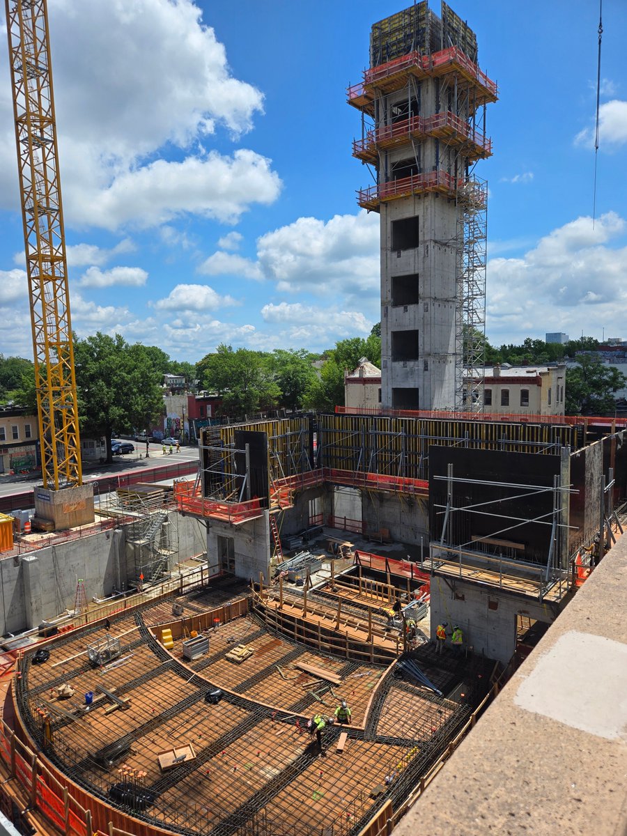 VCUpresident's tweet image. It’s so exciting to walk by and see the progress being made on the CoStar Center for Arts and Innovation building. Some of our most innovative @vcuarts programs will be together under one roof, preparing students to be leaders in industries that don’t even exist yet today! #VCU