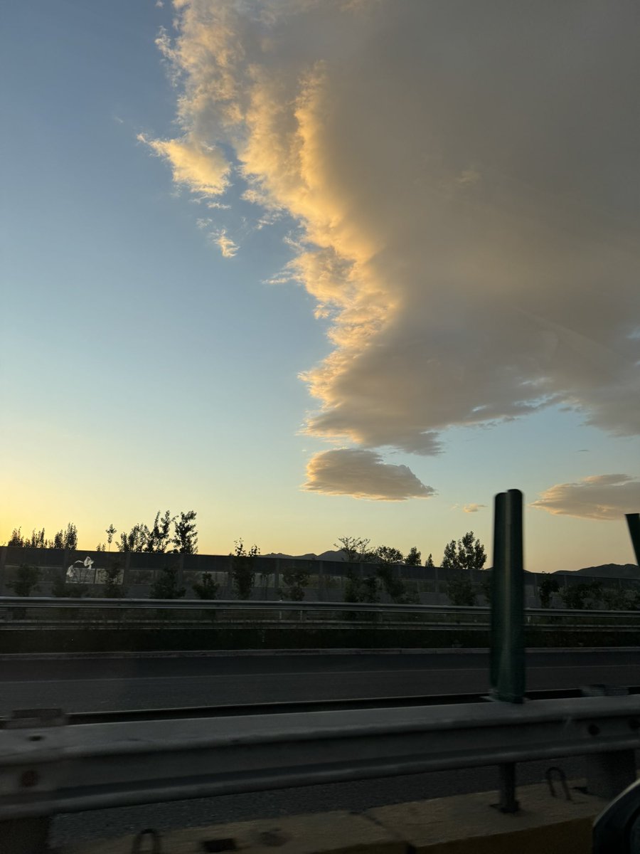 Yedzy00's tweet photo. 京哈高速上的☁️
猜猜我去哪 https://t.co/Uozc4m3xSI