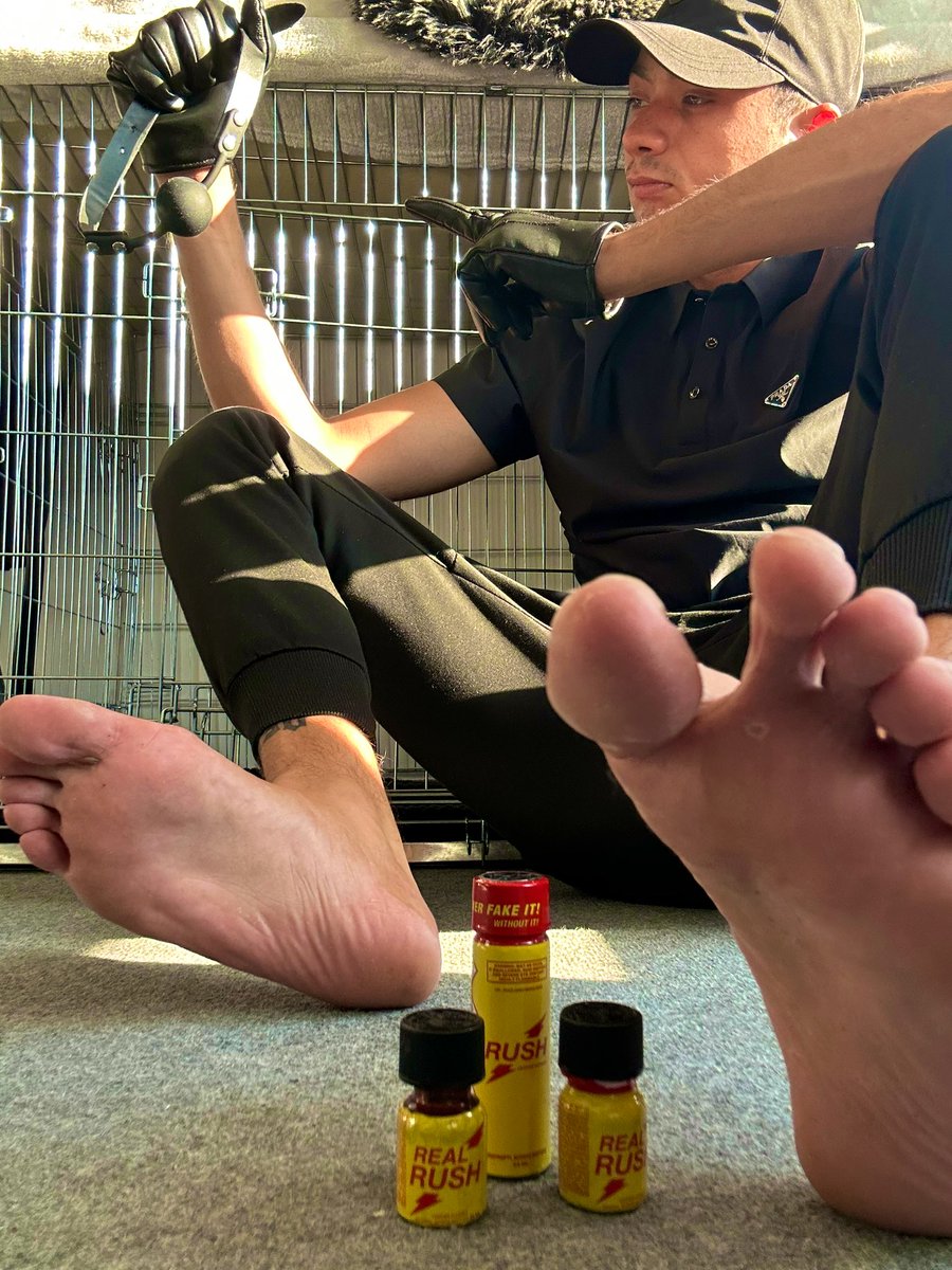 you sniff,
you crawl,
you serve,
and you give everything😈🤑

#Findomnl #FindomMaster #CashMaster #Maledom #Poppers #feetworshi̇p #Bdsm #Obeyme #Leather