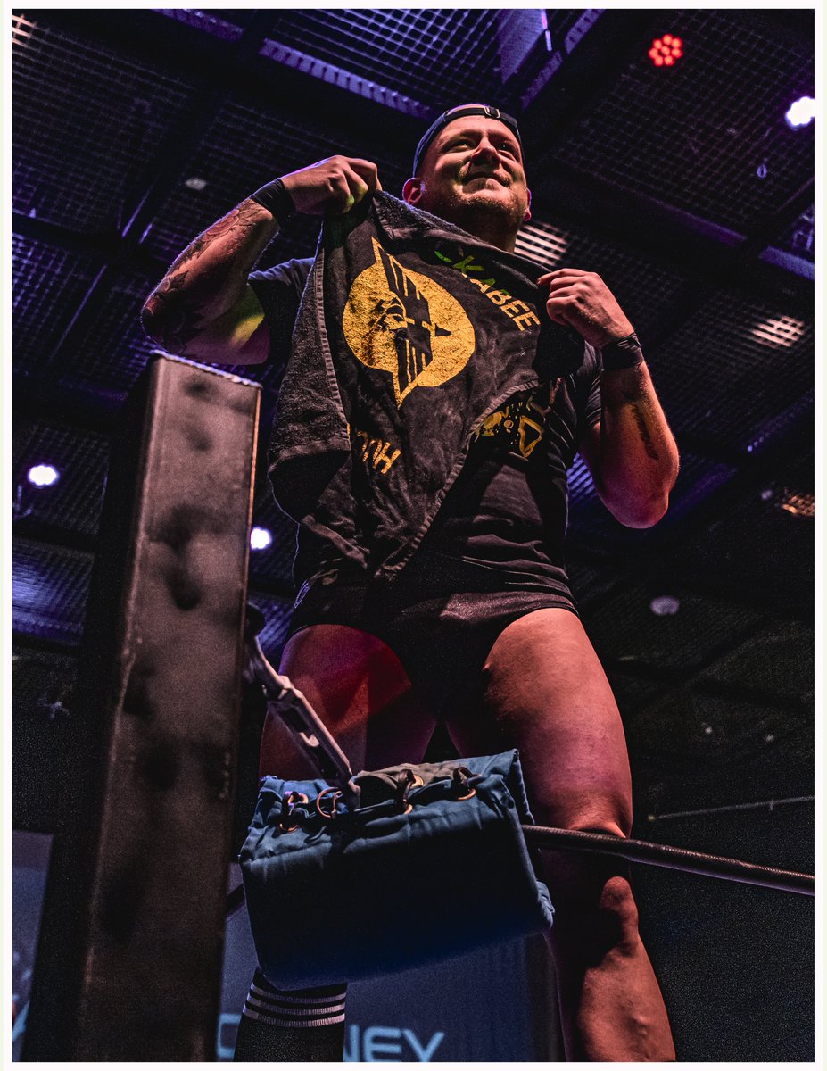 JayLeeAC's tweet image. Match one completed on to match two @FlyingVTheatre @CheeseburgerROH @_IanBello