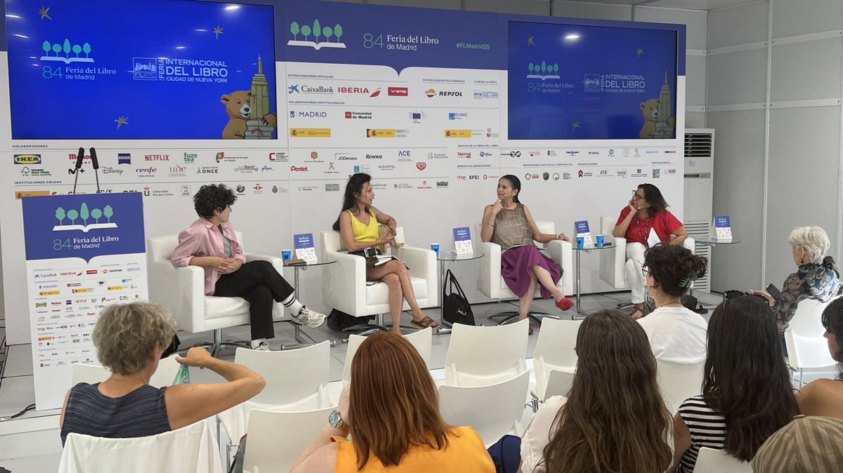 💭📖 La nostalgia también se escribe.

Carmen Boullosa, Florencia del Campo y Clara Morales reflexionan sobre cómo la distancia, la memoria y la pérdida se transforman en literatura.

📍Pabellón Iberoamericano.
#NuevaYorkSeEscribeEnEspañol