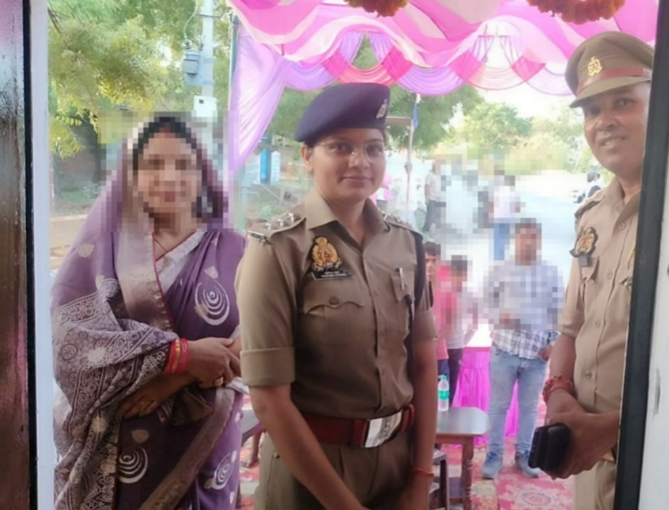 jaunpurpolice's tweet photo. #sp_jnr के निर्देशानुसार,#spra के दिशा- निर्देशन में थाना मीरगंज अन्तर्गत बन कर तैयार हुए बभनियाँव पुलिस बूथ का उद्घाटन #co मछलीशहर व #so मीरगंज द्वारा किया गया। इस मौके पर थाना क्षेत्र के सम्भ्रांत व्यक्ति, पत्रकार बंधु व थाना स्थानीय के पुलिस अधिकारी/ कर्मचारीगण उपस्थित रहे। https://t.co/iHp931gYIL