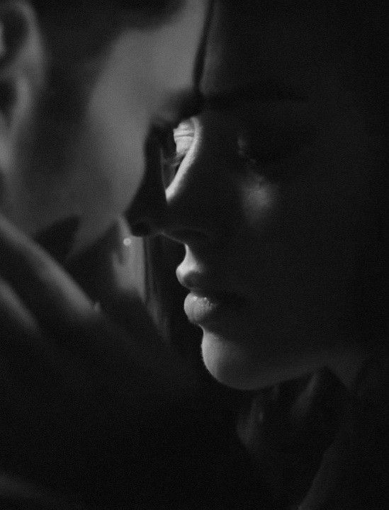 Nikt nie wiedział o naszym związku, był owiany tajemnicą, starannie skryliśmy przed tymi, którzy mogliby nam zagrozić. 
Gdyby się dowiedzieli, nigdy nie pozwoliliby nam być razem, zwłaszcza wtedy.

#królpołudniaKM
#twitteroweksiążkary 
<a href="/ameneris/">K. Małecka</a>