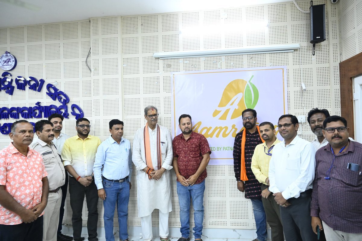 KVSinghDeo1's tweet photo. Had an insightful discussion with the team of Patnagarh Pragati FPC at the Harishankar Conference Hall, Patnagarh, unveiling the Aamritya brand of mangoes—an initiative that showcases the dedication of our farmers and the rich agricultural potential of Odisha.  

This endeavor not only strengthens market access for our mango growers but also highlights Odisha’s commitment to promoting high-quality produce. Supporting farmer-led enterprises remains a priority as we work towards sustainable agricultural growth and enhanced livelihoods.  

ପାଟଣାଗଡ଼ର ହରିଶଙ୍କର ସମ୍ମିଳନୀ ହଲରେ ପାଟଣାଗଡ଼ ପ୍ରଗତି FPCର ଦଳ ସହିତ ଆମୃତ୍ୟ ବ୍ରାଣ୍ଡ ଆମ୍ବ ବିଷୟରେ ଏକ ଗୁରୁତ୍ୱପୂର୍ଣ୍ଣ ଆଲୋଚନା ହୋଇଥିଲା - ଏହା ଏକ ପ୍ରୟାସ ଯାହା ଆମର ଚାଷୀଙ୍କ ସମର୍ପଣ ଏବଂ ଓଡ଼ିଶାର ସମୃଦ୍ଧ କୃଷି ସମ୍ଭାବନାକୁ ପ୍ରଦର୍ଶନ କରେ। 

ଏହି ପ୍ରୟାସ କେବଳ ଆମର ଆମ୍ବ ଚାଷୀମାନଙ୍କ ପାଇଁ ବଜାର ପ୍ରବେଶକୁ ସୁଦୃଢ଼ କରିବ ତାହା ନୁହଁ ବରଂ ଉଚ୍ଚମାନର ଉତ୍ପାଦକୁ ପ୍ରୋତ୍ସାହିତ କରିବା ପାଇଁ ଓଡ଼ିଶାର ପ୍ରତିବଦ୍ଧତାକୁ ମଧ୍ୟ ଉଜ୍ଜ୍ୱଳ କରିବ। 

#AamrityaMangoes #EmpoweringFarmers #OdishaAgriculture #deputycm #kanakvardhansinghdeo #bolangir #patnagarh #Odisha 
@krushibibhag