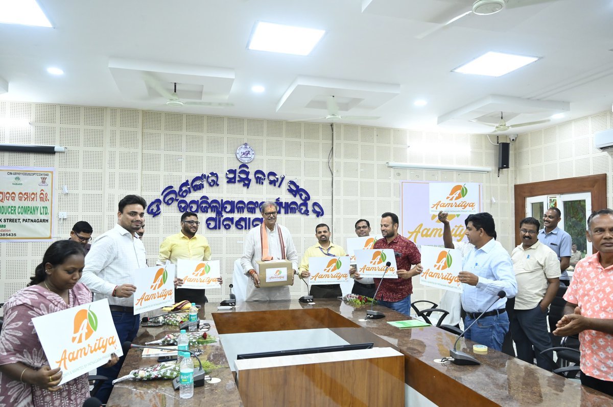 KVSinghDeo1's tweet photo. Had an insightful discussion with the team of Patnagarh Pragati FPC at the Harishankar Conference Hall, Patnagarh, unveiling the Aamritya brand of mangoes—an initiative that showcases the dedication of our farmers and the rich agricultural potential of Odisha.  

This endeavor not only strengthens market access for our mango growers but also highlights Odisha’s commitment to promoting high-quality produce. Supporting farmer-led enterprises remains a priority as we work towards sustainable agricultural growth and enhanced livelihoods.  

ପାଟଣାଗଡ଼ର ହରିଶଙ୍କର ସମ୍ମିଳନୀ ହଲରେ ପାଟଣାଗଡ଼ ପ୍ରଗତି FPCର ଦଳ ସହିତ ଆମୃତ୍ୟ ବ୍ରାଣ୍ଡ ଆମ୍ବ ବିଷୟରେ ଏକ ଗୁରୁତ୍ୱପୂର୍ଣ୍ଣ ଆଲୋଚନା ହୋଇଥିଲା - ଏହା ଏକ ପ୍ରୟାସ ଯାହା ଆମର ଚାଷୀଙ୍କ ସମର୍ପଣ ଏବଂ ଓଡ଼ିଶାର ସମୃଦ୍ଧ କୃଷି ସମ୍ଭାବନାକୁ ପ୍ରଦର୍ଶନ କରେ। 

ଏହି ପ୍ରୟାସ କେବଳ ଆମର ଆମ୍ବ ଚାଷୀମାନଙ୍କ ପାଇଁ ବଜାର ପ୍ରବେଶକୁ ସୁଦୃଢ଼ କରିବ ତାହା ନୁହଁ ବରଂ ଉଚ୍ଚମାନର ଉତ୍ପାଦକୁ ପ୍ରୋତ୍ସାହିତ କରିବା ପାଇଁ ଓଡ଼ିଶାର ପ୍ରତିବଦ୍ଧତାକୁ ମଧ୍ୟ ଉଜ୍ଜ୍ୱଳ କରିବ। 

#AamrityaMangoes #EmpoweringFarmers #OdishaAgriculture #deputycm #kanakvardhansinghdeo #bolangir #patnagarh #Odisha 
@krushibibhag
