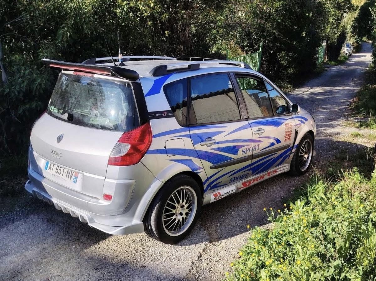 antoons22's tweet photo. Le #JackyJuin du jour est un Renault Scénic Turbo Sport sport sport sports, ça fait beaucoup de sport 😅

Rétros ///M3 , rajouts de pare-chocs, prise d’air de capot et antenne CB pour les puristes😇

On notera l’inspiration Rallye avec les Oscars dans le PC avant, c’est l’idéal pour les spéciales du Monte Carlo😍

Il est pas ce mal, non? 🤓