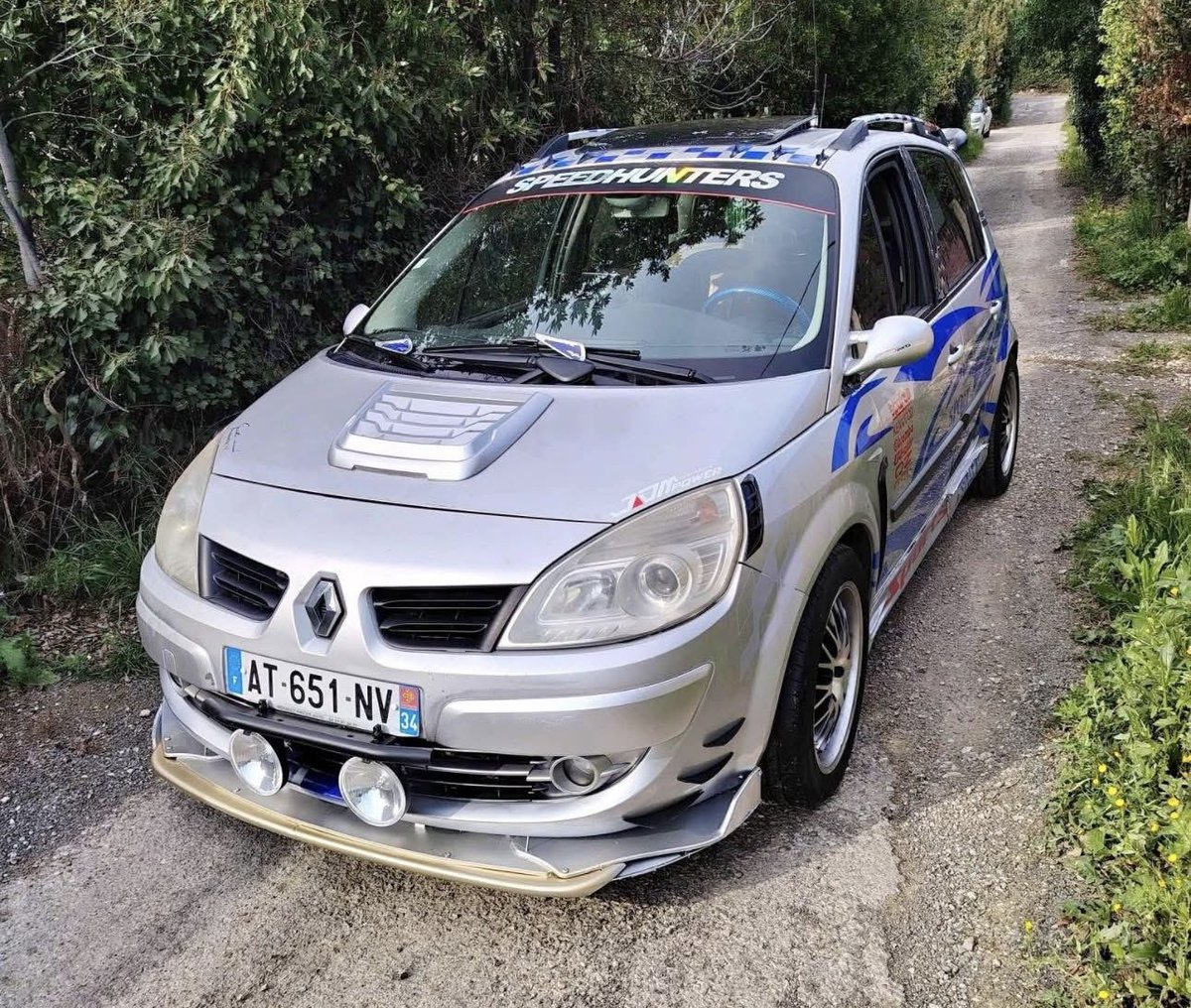 antoons22's tweet photo. Le #JackyJuin du jour est un Renault Scénic Turbo Sport sport sport sports, ça fait beaucoup de sport 😅

Rétros ///M3 , rajouts de pare-chocs, prise d’air de capot et antenne CB pour les puristes😇

On notera l’inspiration Rallye avec les Oscars dans le PC avant, c’est l’idéal pour les spéciales du Monte Carlo😍

Il est pas ce mal, non? 🤓
