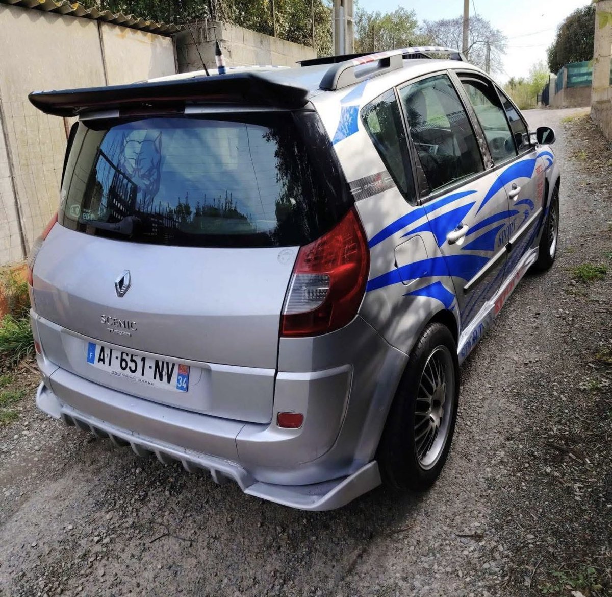 antoons22's tweet photo. Le #JackyJuin du jour est un Renault Scénic Turbo Sport sport sport sports, ça fait beaucoup de sport 😅

Rétros ///M3 , rajouts de pare-chocs, prise d’air de capot et antenne CB pour les puristes😇

On notera l’inspiration Rallye avec les Oscars dans le PC avant, c’est l’idéal pour les spéciales du Monte Carlo😍

Il est pas ce mal, non? 🤓