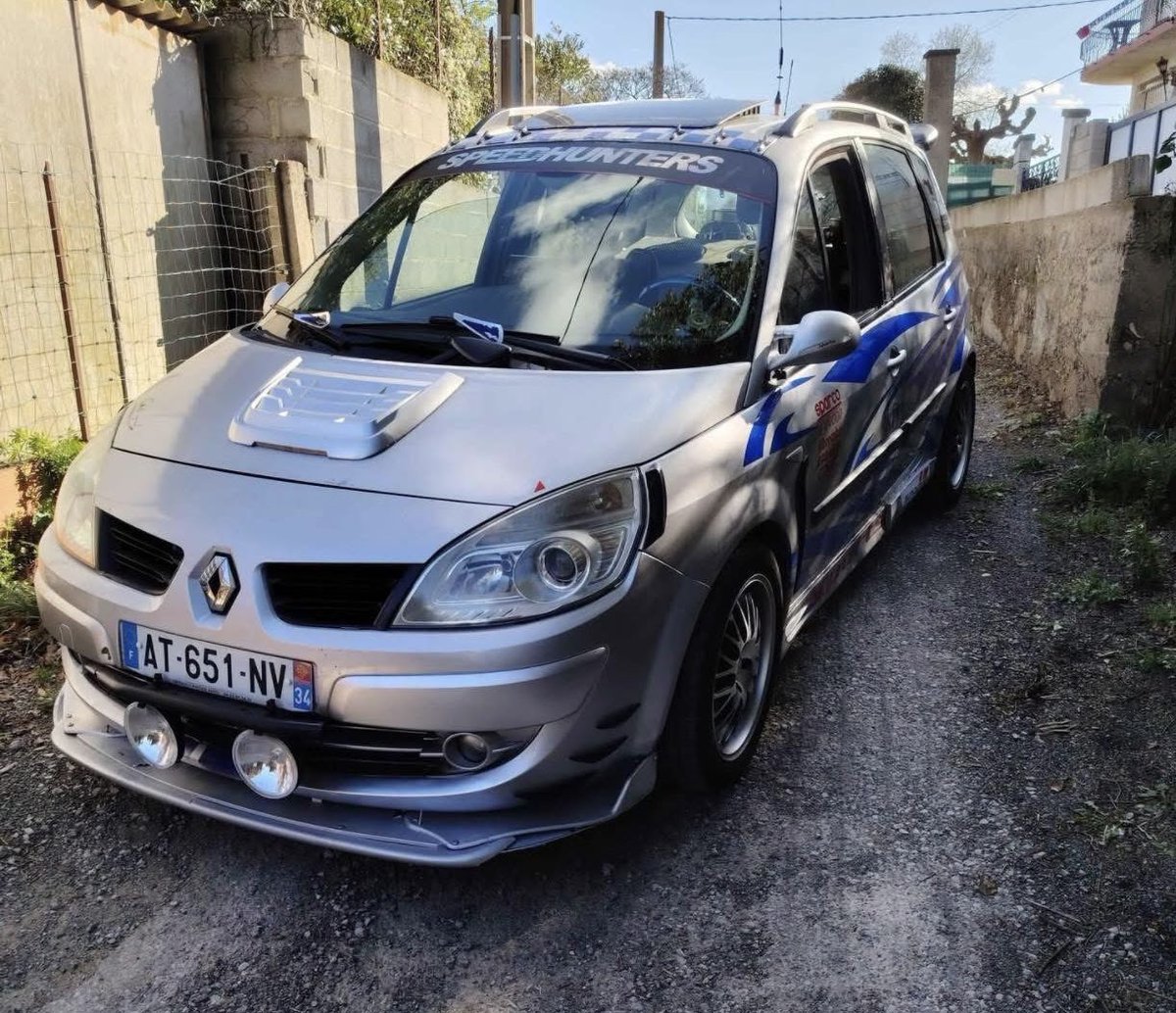 antoons22's tweet photo. Le #JackyJuin du jour est un Renault Scénic Turbo Sport sport sport sports, ça fait beaucoup de sport 😅

Rétros ///M3 , rajouts de pare-chocs, prise d’air de capot et antenne CB pour les puristes😇

On notera l’inspiration Rallye avec les Oscars dans le PC avant, c’est l’idéal pour les spéciales du Monte Carlo😍

Il est pas ce mal, non? 🤓