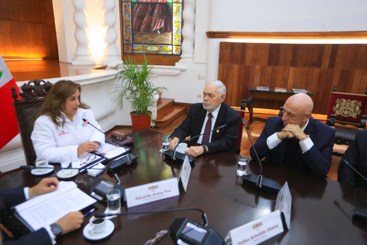 🤝 #DialogaPresidencia | La presidenta Dina Boluarte lideró una reunión con el grupo parlamentario Honor y Democracia, acompañada por el presidente del Consejo de Ministros y los ministros de Defensa, Economía, Interior y Educación.

Este encuentro fortalece la gobernabilidad, el