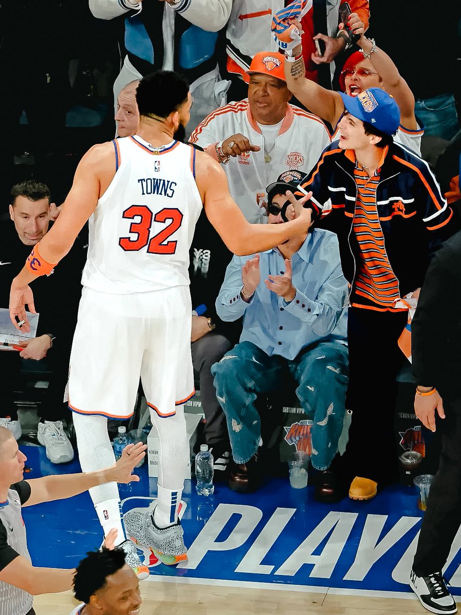 KarlTowns's tweet image. This city. These fans. Thank you. 

The best is yet to come 🟠🔵