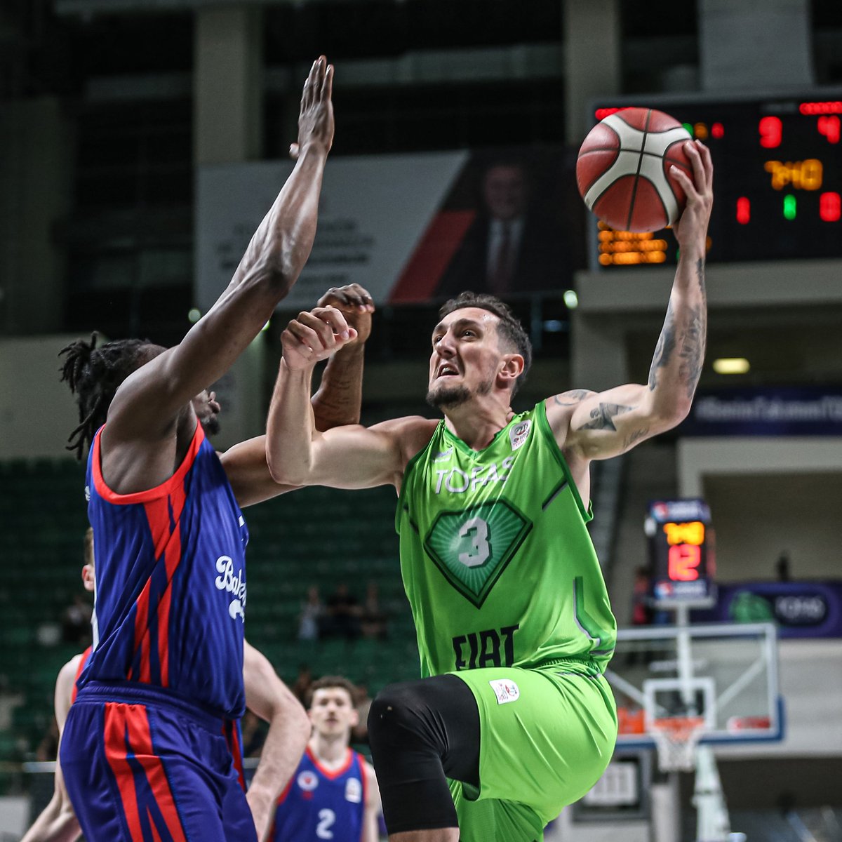 Bahçeşehir Koleji, TOFAŞ'ı 95-92 mağlup ederek seride durumu 2-1'e getirdi ve yarı finale yükseldi.
