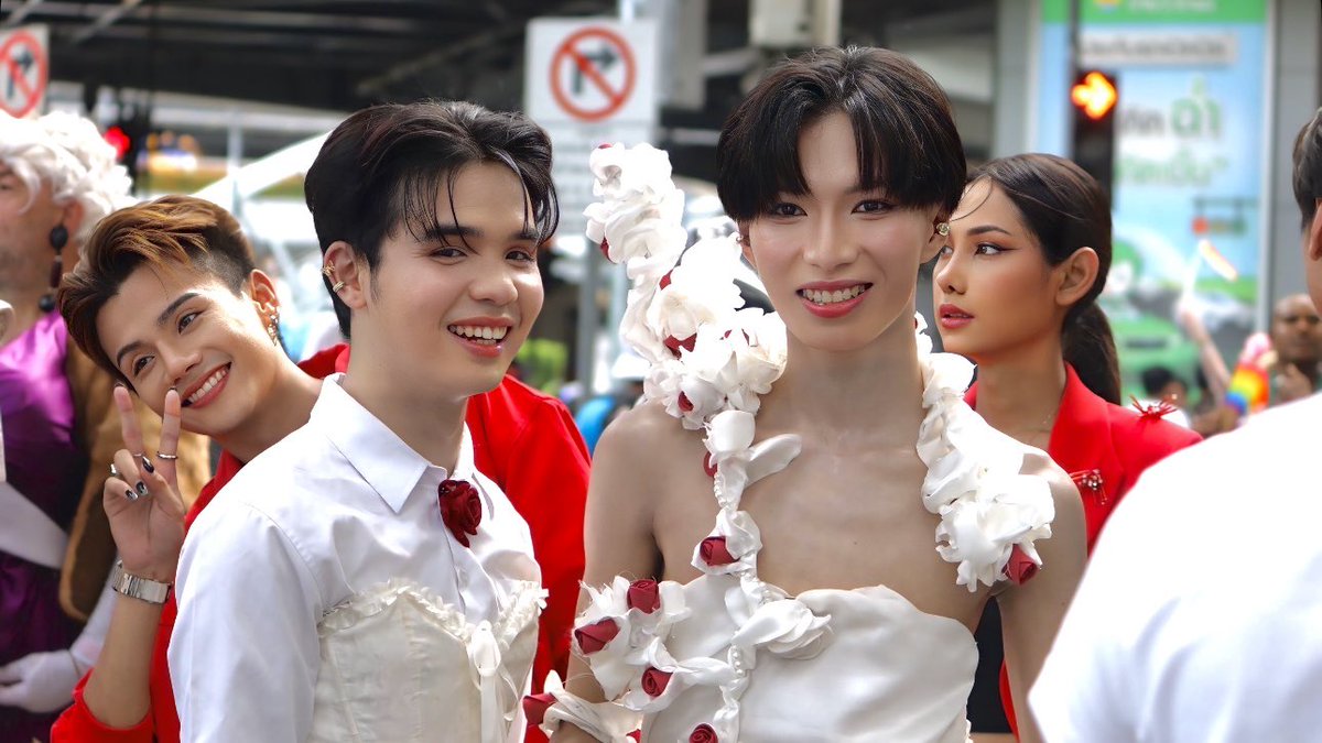 Starforgeoffice's tweet photo. ภาพบรรยากาศ ศิลปินจากสังกัด Starforge Entertainment เข้าร่วมเดินขบวน Bangkok Pride Parade 2025 🏳️‍🌈

#BangkokPride2025
#BangkokPrideParade2025
#StarForgeArtist2025 
#StarForgeEntertainment https://t.co/FAgMKAHtJX