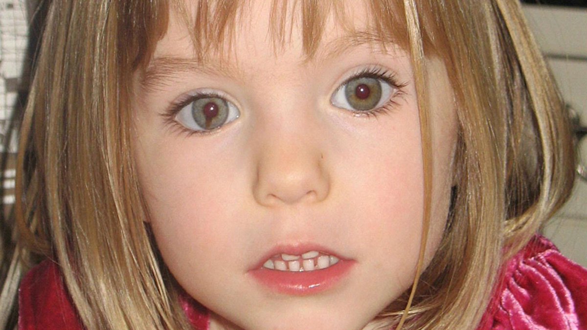 ForBarnet's tweet image. Police investigating Madeleine McCann case to conduct new searches in Portugal.
Madeleine McCann was asleep with her younger twin siblings in the family&apos;s Portuguese rented holiday apartment before their mother Kate discovered her missing at around 10pm on 3 May 2007.…