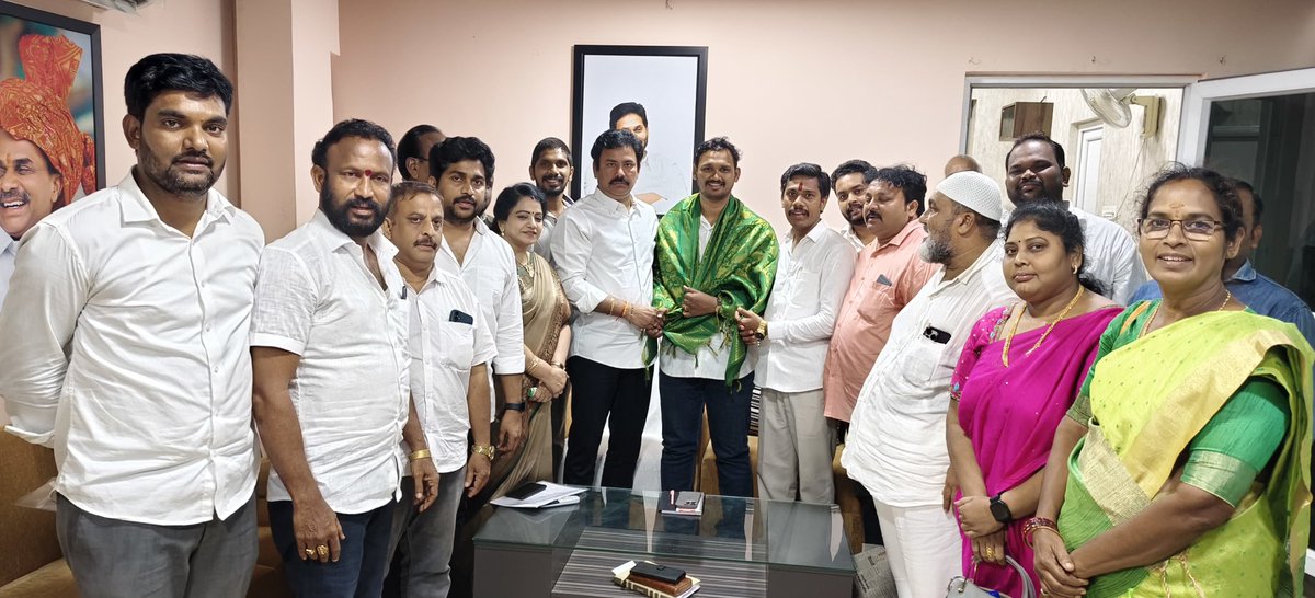 KKRaju_ysrcp's tweet image. వై.యస్.ఆర్ కాంగ్రెస్ పార్టీ జాతీయ అధ్యక్షులు,మాజీ ముఖ్యమంత్రి వర్యులు గౌ&quot; శ్రీ వై.యస్ జగన్మోహన్ రెడ్డి గారు పిలుపు మేరకు చంద్రబాబు నాయుడు ప్రజలను మోసగించిన తీరును ఎండగడుతూ జూన్-4వ తేదీన జరిగే &quot;వెన్ను పోటు దినం&quot; కార్యక్రమంలో ప్రతిఒక్కరూ పొల్గొని విజయవంతం చేయండి.
#kkraju