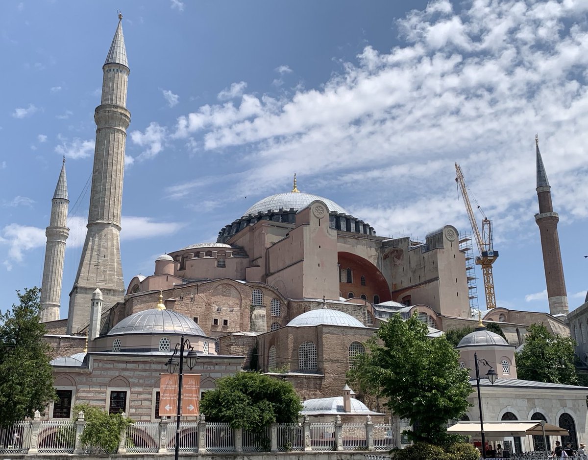 Mezquitas en Estambul. Bonita ciudad con mucha historia sobre el cristianismo y su brutal separación.

Musulmanes seguidores del Corán (lo regalan en mezquitas). Santa Sofía es heavy x su historia.

Mucho comercio, café/té y buenos pal pucho.

Harta polera de Guns y Metallica.