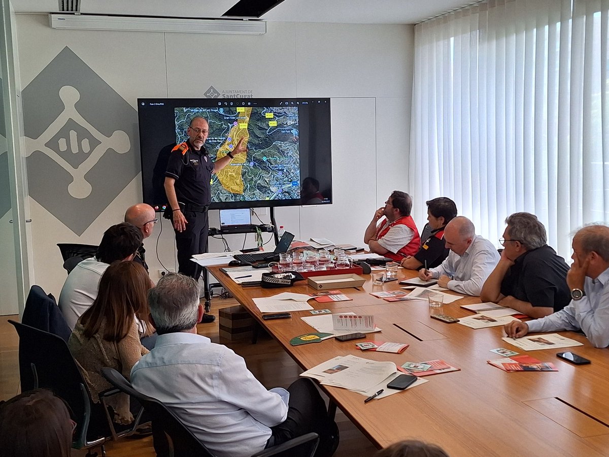 ajsantcugat's tweet image. Policia Local, Mossos, Protecció Civil, voluntaris de l&apos;ADF, Creu Roja i tècnics dels diferents departaments municipals han participat al simulacre

#Santcugat