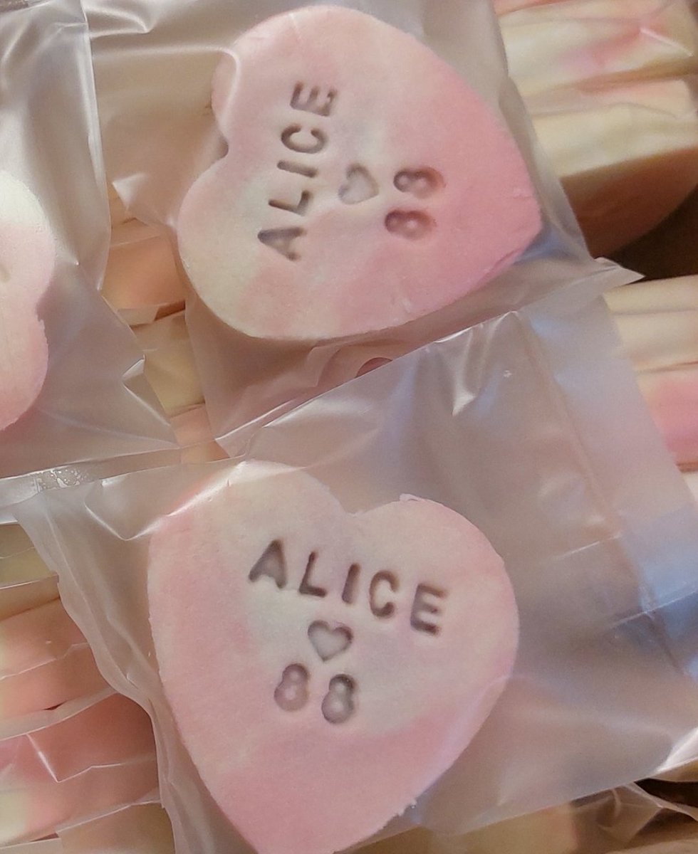 ✨🎂0603 ปุกาศศศ🎂✨
แจกคุกกี้สุดคิ้วท์ไว้ทานเล่น จากร้าน #ขนมบ้านฝ้าย ให้กับแม่ๆไท่กั๋วทั้งบ้านเดี่ยวและบ้านคู่ สุ่มแจกจากการรีทวิตจำนวน 2 ท่าน ท่านละ 20 ชิ้น (ไส้สตรอว์เบอร์รีและสับปะรด)
ปล.ขอสงวนสิทธิ์ให้กับแฟนคลับฮะ

Dilraba Timeless AsEver
#HappyDilrabaDay2025
#ตี๋ลี่เร่อปา