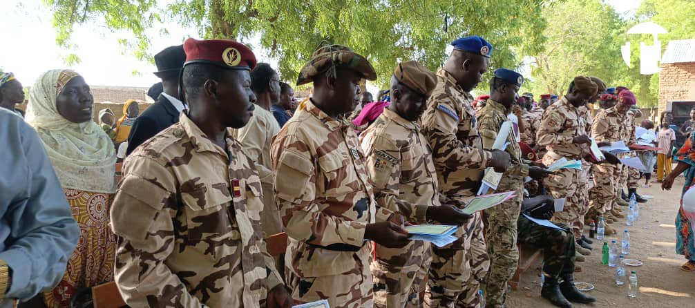 tchadinfos's tweet photo. Une quarantaine de militaires ont achevé, le 1er juin 2025 à #Amtiman, une formation de quatre jours organisée par la coordination provinciale de l’aumônerie militaire du Salamat. Le coordonnateur national, Toingar Ndogadji Marc, a insisté sur l’importance du soutien moral et spirituel pour les forces de défense, souvent confrontées à des situations éprouvantes.
Présidant la cérémonie de clôture, le secrétaire général du département de Barh-Azoum, Djido Ali Abatcha, a félicité les participants et souligné que cette formation marque le début d’un engagement en faveur de la paix, de la cohésion sociale et du vivre-ensemble. #Tchad 🇷🇴