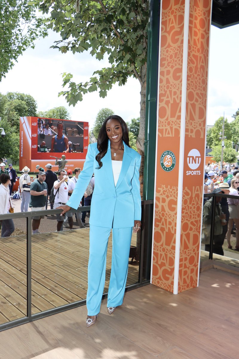 SloaneStephens's tweet image. Giving them the blues and they can’t get enough. Day 9 🧊