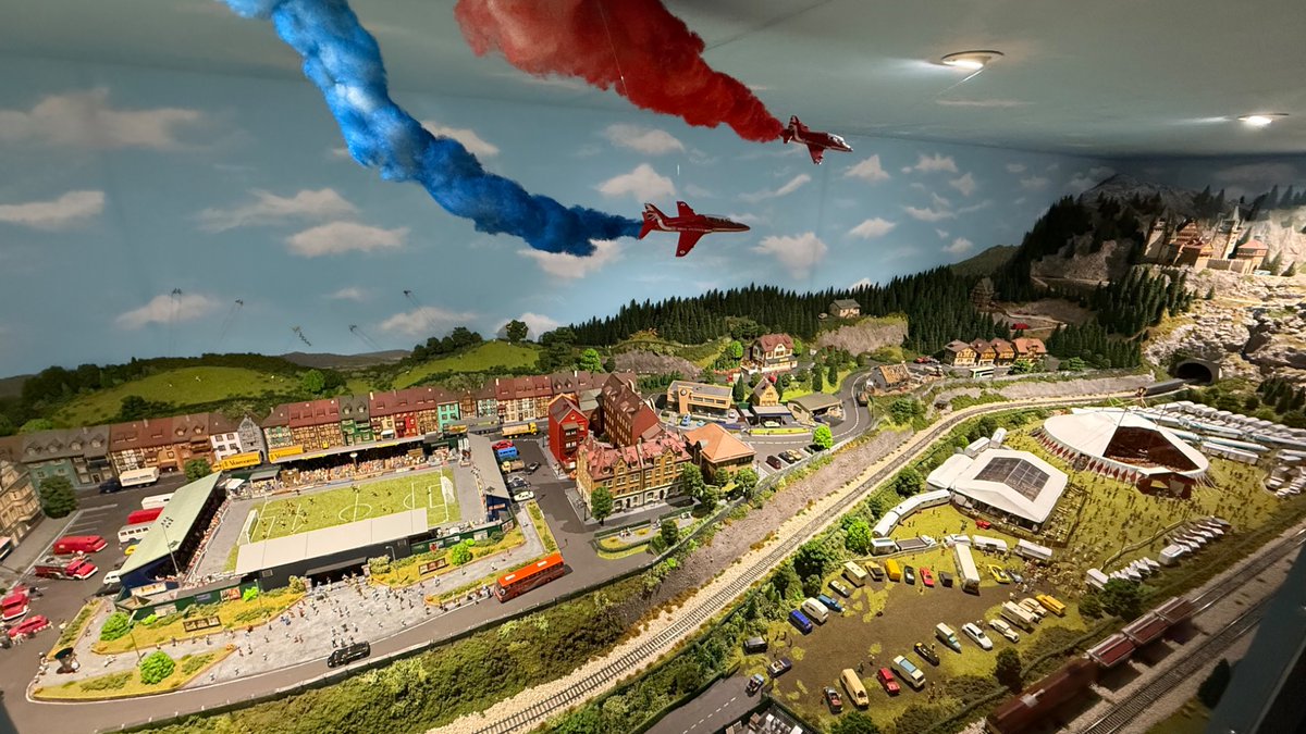 🌍✨Don’t Miss the TINY details in our BRAND NEW Indoor Attraction ‘European Tiny Towns’. 🚞🥐

#modelvillage #trains #railways #Devon