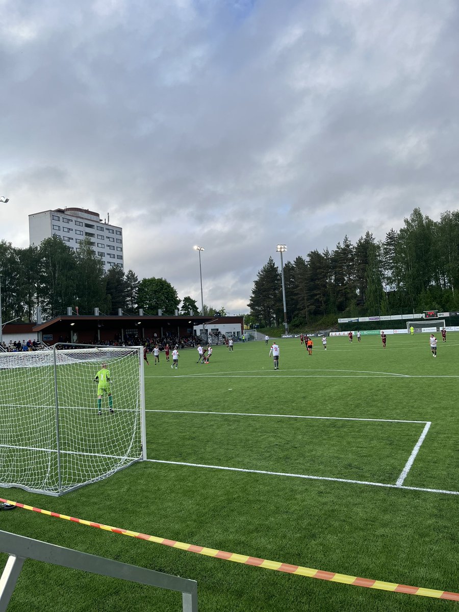 JJK - FC Jazz 3-1. 

Jyväskylässä päästiin kesäkuun kunniaksi pelaamaan vihdoin ulos, varakentän varakentältä varsinaiselle varakentälle. Viitaniemen uusi matto korkattiin. Tänään varsin heikkotasoinen matsi, mutta tärkeät pisteet Jyväskylään.  <a href="/miesten_ykkonen/">Ykkönen</a>