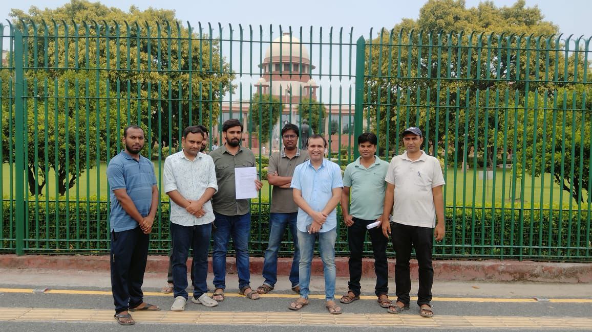 इस देश में न्याय मिलता नहीं है, छीनना पड़ता है। माननीय उच्च न्यायालय द्वारा सुनवाई न करके तारीख पर तारीख देने से क्षुब्ध UPPSC अभ्यर्थी आज SC में मुख्य न्यायाधीश को पत्र देने पहुंचे ताकि समय से सुनवाई हो सके। <a href="/PMishra_Journo/">Prabhakar Kumar Mishra</a> आपके तथाकथित न्याय के मंदिर की दुर्दशा देखिए।