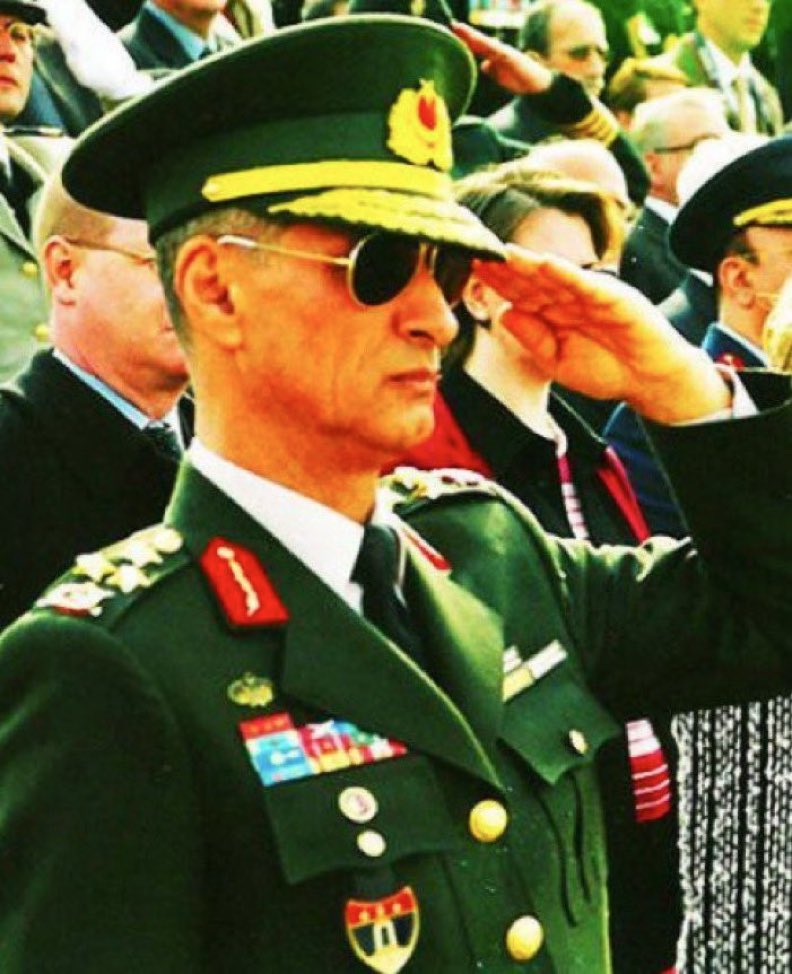 🗣️Emekli General Engin Alan:

“DEM denen fitne, fesat yuvası çizmeyi aşmaya başladı.

Her gün yıkıcı, bölücü söz ve talepler. Bunların birlik, kardeşlikle ilgileri yok! Milletin sinir uçlarıyla oynayıp, sabrını zorluyorlar.

Bu böyle gitmez. Birileri bu edepsizlere dur demeli!”