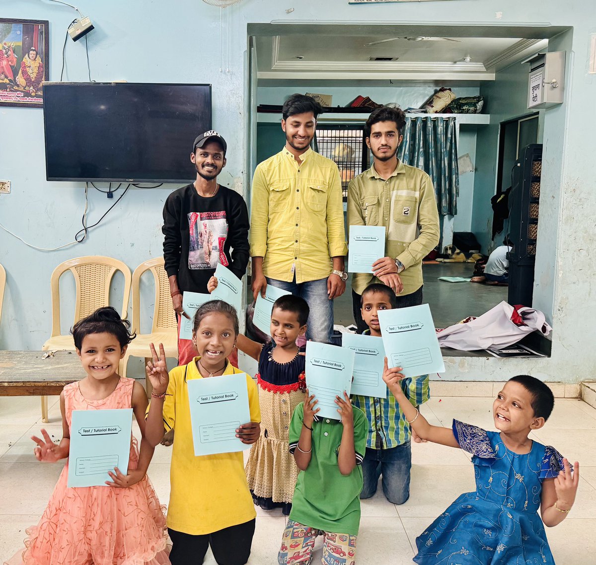 TeamSRKsArmy's tweet photo. Pics : SRKsArmy Aurangabad Celebrated #2YearsofSRKsArmy by Distributing Books & Stationary Items to an Orphanage Kids & By Cutting Yumy Cakes 😋🎉
@iamsrk @pooja_dadlani @KarunaBadwal
#ShahRukhKhan𓀠 #SRK https://t.co/gJ8keFfVgw