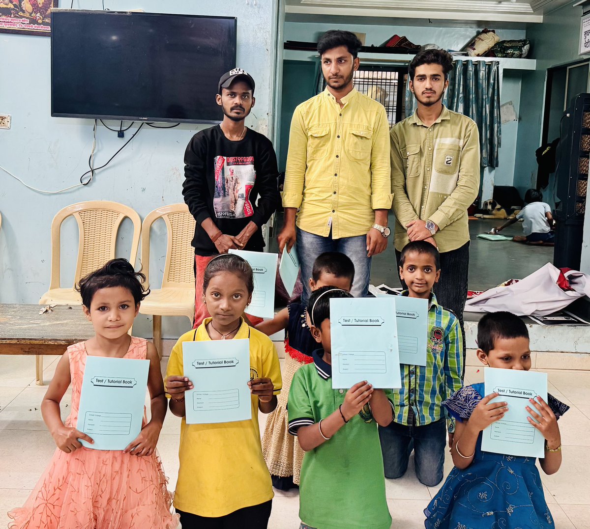 TeamSRKsArmy's tweet photo. Pics : SRKsArmy Aurangabad Celebrated #2YearsofSRKsArmy by Distributing Books & Stationary Items to an Orphanage Kids & By Cutting Yumy Cakes 😋🎉
@iamsrk @pooja_dadlani @KarunaBadwal
#ShahRukhKhan𓀠 #SRK https://t.co/gJ8keFfVgw