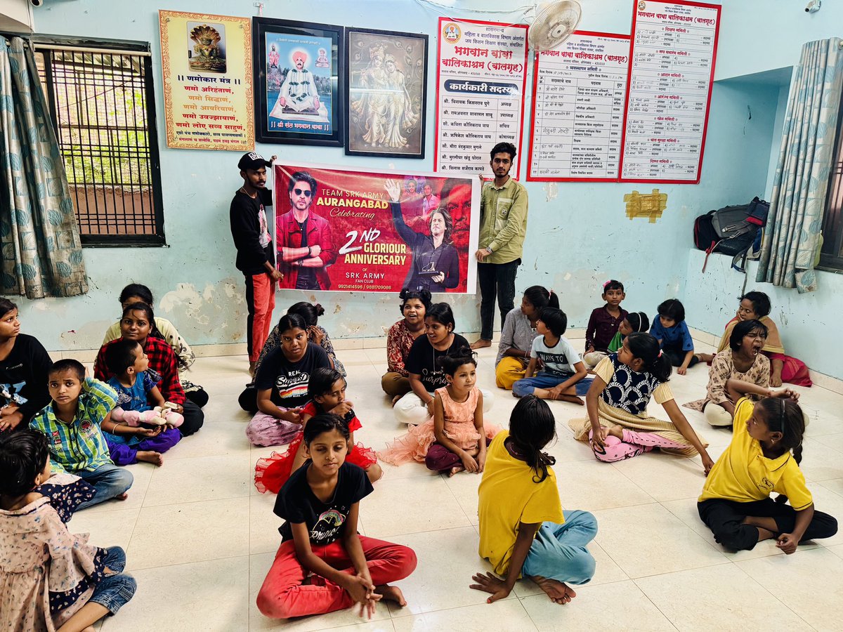 TeamSRKsArmy's tweet photo. Pics : SRKsArmy Aurangabad Celebrated #2YearsofSRKsArmy by Distributing Books & Stationary Items to an Orphanage Kids & By Cutting Yumy Cakes 😋🎉
@iamsrk @pooja_dadlani @KarunaBadwal
#ShahRukhKhan𓀠 #SRK https://t.co/gJ8keFfVgw