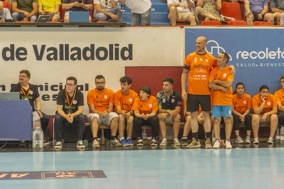 Bathco Balonmano Torrelavega (@bmtorrelavega) on Twitter photo 🧡 Tan bonito fue el día de ayer como poder compartirlo con nuestro equipo de balonmano inclusivo
💪 Los chicos de #JugamosTodos disfrutaron de un día para el recuerdo y, además de su partidazo de la mañana, disfrutaron de Huerta del Rey en el descanso de <a href="/ASOBAL/">Liga ASOBAL</a>
#ALL 🧡 Tan bonito fue el día de ayer como poder compartirlo con nuestro equipo de balonmano inclusivo
💪 Los chicos de #JugamosTodos disfrutaron de un día para el recuerdo y, además de su partidazo de la mañana, disfrutaron de Huerta del Rey en el descanso de <a href="/ASOBAL/">Liga ASOBAL</a>
#ALL