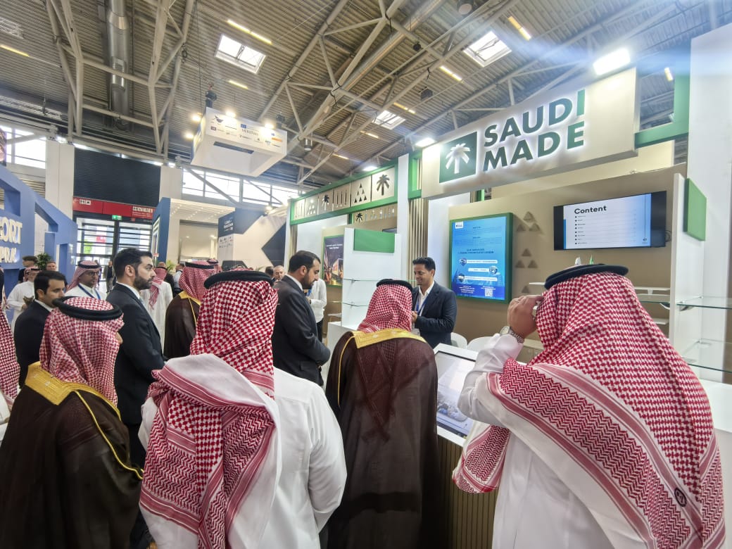 Rehlacar's tweet photo. 📸 تشرّفنا بزيارة صاحب السمو الملكي الأمير عبدالله بن خالد بن سلطان آل سعود، سفير خادم الحرمين الشريفين لدى ألمانيا لجناحنا في معرض النقل والخدمات اللوجستية 2025 – ميونيخ.

اطّلع سموه على خدمة توصيل الطرود بين المدن في نفس اليوم عبر السائقين المتجهين لنفس الوجهة، كأحد الحلول الجديدة في منظومة النقل والخدمات اللوجستية.
#السعودية #ميونيخ #نقل #لوجستيات #معرض_دولي