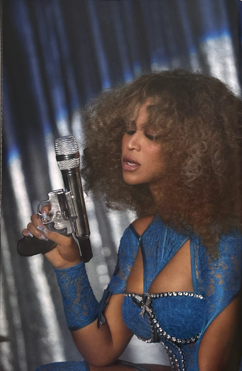 YonceBarbie_'s tweet photo. We don’t talk about this look enough 😩 https://t.co/2KY0qYDnP9