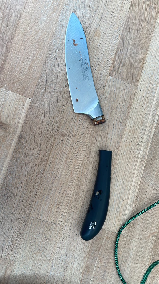 AmoInTheKnow's tweet photo. @robertwelchuk my knife just did this when cutting a carrot!! Nearly cut me! I only use it once a week/every two weeks as I’m too lazy as I have to handwash it. Isn’t it supposed to be under some sort of guarantee? It was a wedding present! https://t.co/jefwECY6Uy