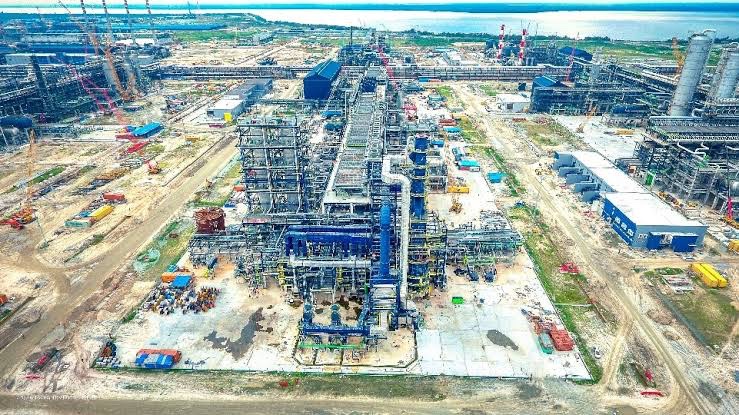 NigeriaStories's tweet image. The Dangote Petroleum Refinery declared that it has the capacity to meet the petroleum demands of ECOWAS countries.