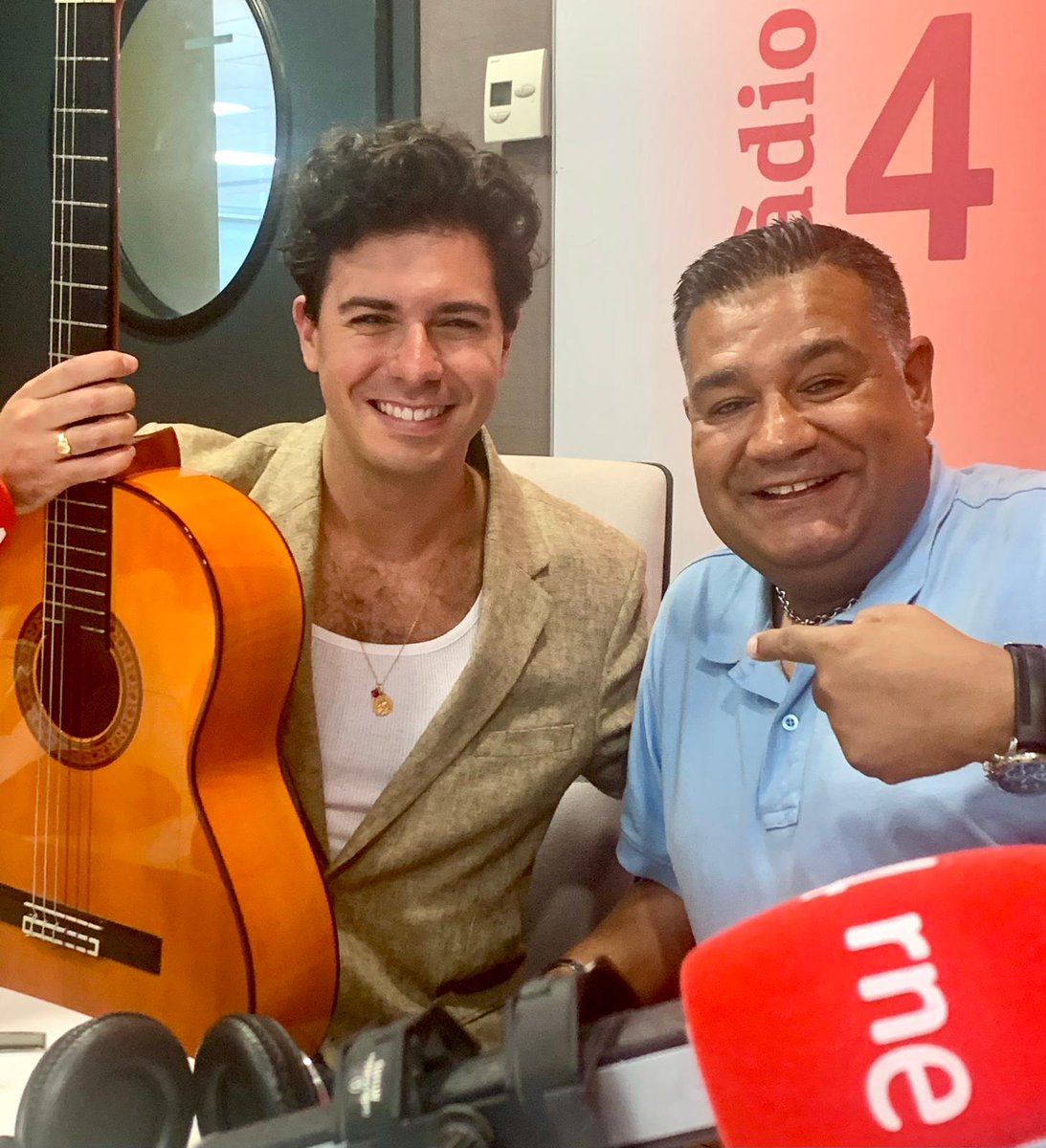 Metròpoli Ràdio 4 (@metropoliradio4) on Twitter photo 🗣️:'Aquest àlbum parteix de la meva necessitat d'expressar-me en català'
🎶 <a href="/alfredgarcia/">alfredgarcia</a> presenta nou àlbum '𝑻'𝒆𝒔𝒕𝒊𝒎𝒐 𝒆𝒔 𝒕𝒆 𝒒𝒖𝒊𝒆𝒓𝒐' #TEQDTQ
🔊 Recupera l'#𝔼ℕ𝕋ℝ𝔼𝕍𝕀𝕊𝕋𝔸
🔗 #PodCast 👉rtve.es/a/16607149/
#RumbaCatalana <a href="/XaviCollado_/">Xavi Collado</a> @sicuscarbonell 🗣️:'Aquest àlbum parteix de la meva necessitat d'expressar-me en català'
🎶 <a href="/alfredgarcia/">alfredgarcia</a> presenta nou àlbum '𝑻'𝒆𝒔𝒕𝒊𝒎𝒐 𝒆𝒔 𝒕𝒆 𝒒𝒖𝒊𝒆𝒓𝒐' #TEQDTQ
🔊 Recupera l'#𝔼ℕ𝕋ℝ𝔼𝕍𝕀𝕊𝕋𝔸
🔗 #PodCast 👉rtve.es/a/16607149/
#RumbaCatalana <a href="/XaviCollado_/">Xavi Collado</a> @sicuscarbonell