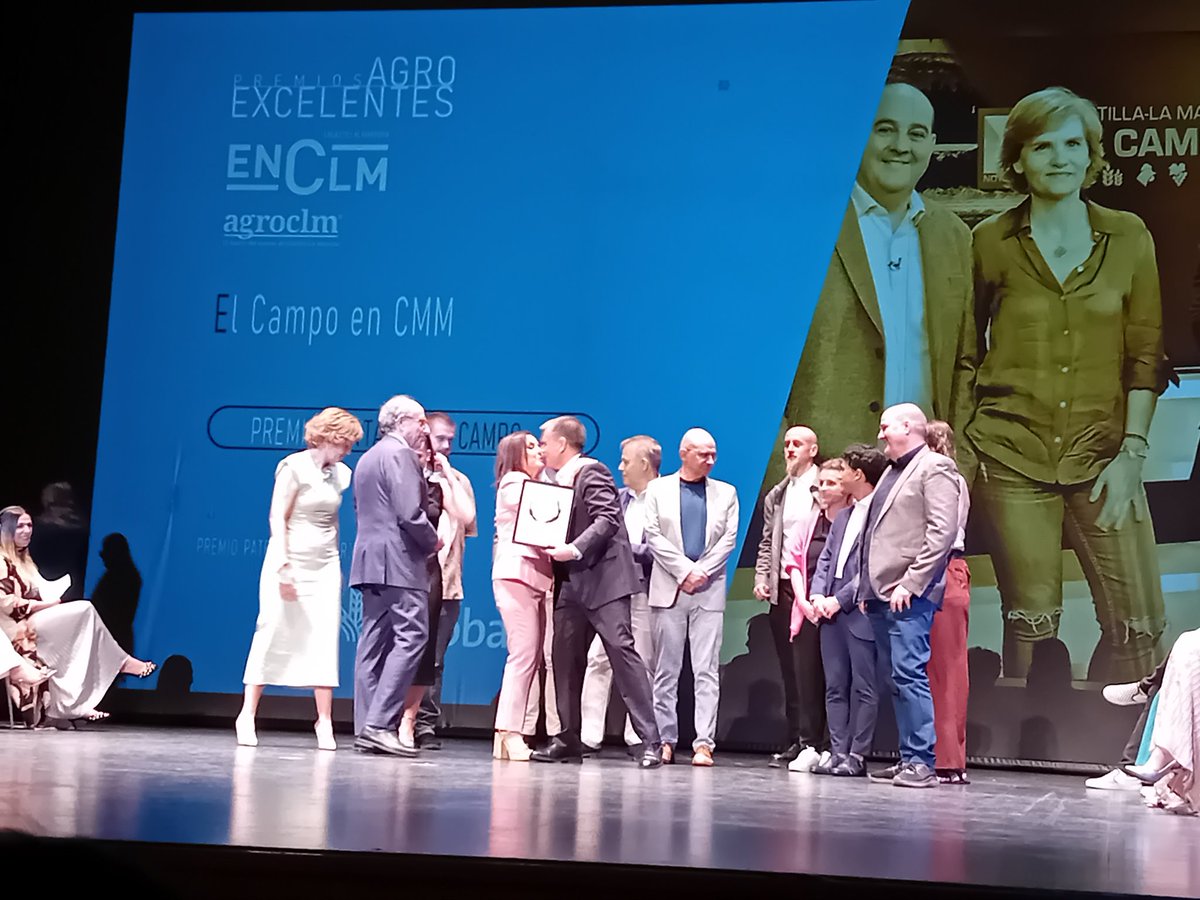 amoracastillo's tweet photo. Acompañando a @Enclmdiario en los premios Agro Excelentes. Orgullo @jorjaramil y todo el equipo de @elcampoCMM con Aurora,  Ángel, Celia y el resto de compañer@s. Reconocimiento a tod@s los premiados. Entre ellos al gran @agusduran https://t.co/eGnZatBXwT