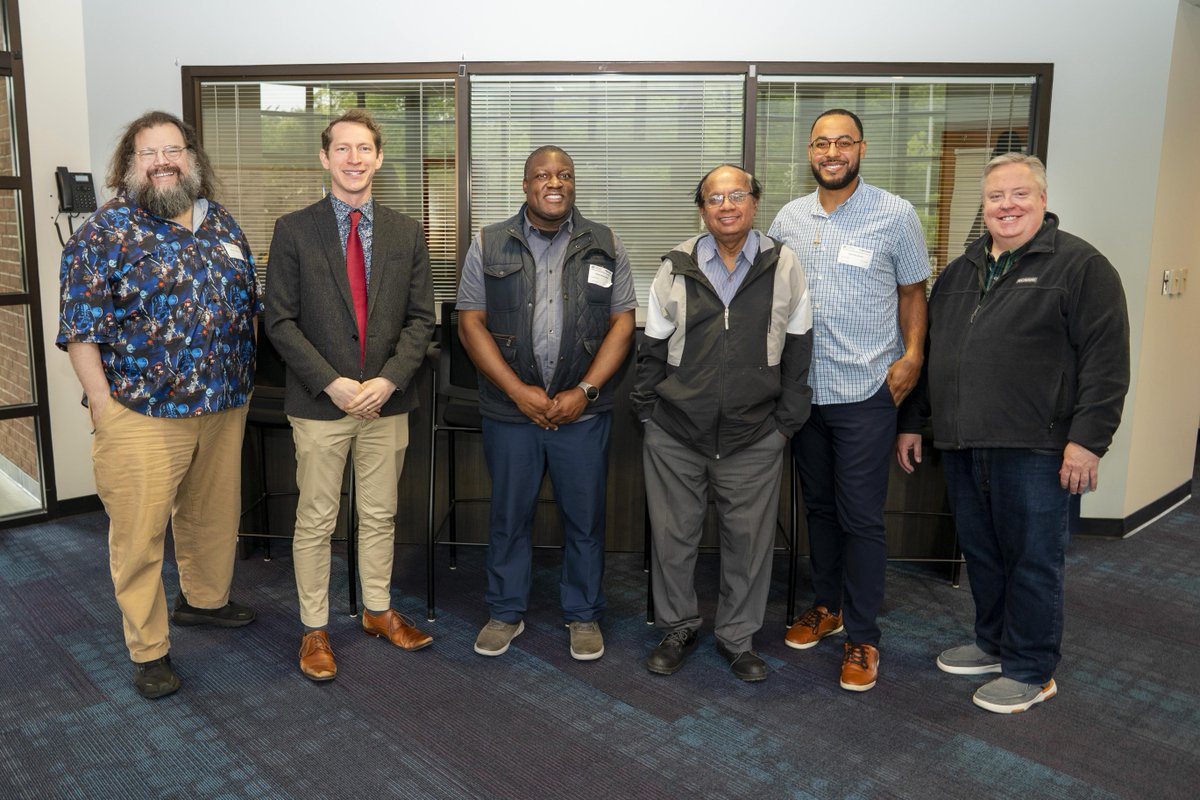 C2QAdvantage's tweet image. Local educators recently visited @BrookhavenLab to learn how to run #quantum algorithms on real quantum hardware using IBM Qiskit.
Soon, they'll bring these hands-on exercises to their own high school classrooms as part of a quantum computing course inspired by #C2QA curriculum.
