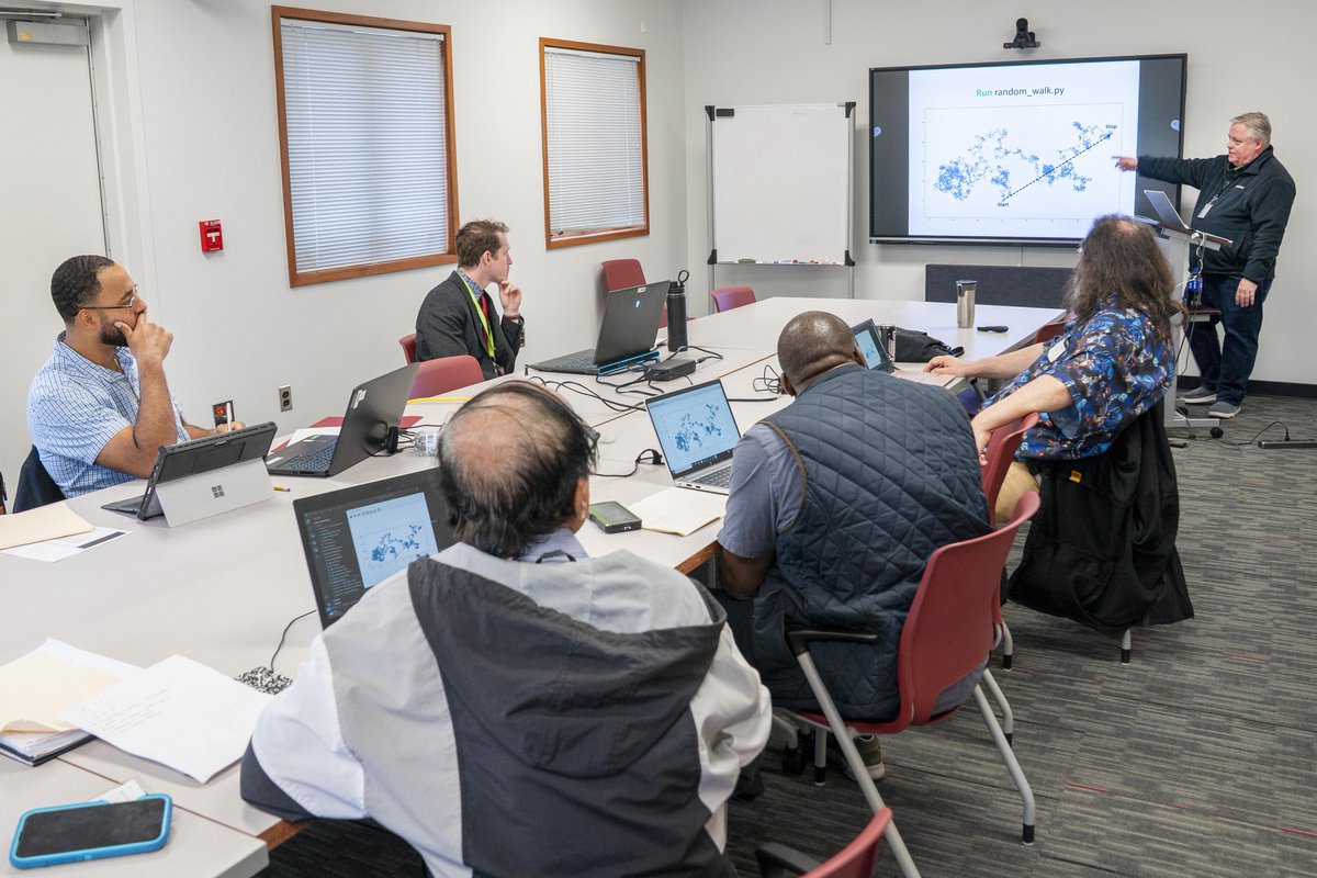C2QAdvantage's tweet image. Local educators recently visited @BrookhavenLab to learn how to run #quantum algorithms on real quantum hardware using IBM Qiskit.
Soon, they'll bring these hands-on exercises to their own high school classrooms as part of a quantum computing course inspired by #C2QA curriculum.