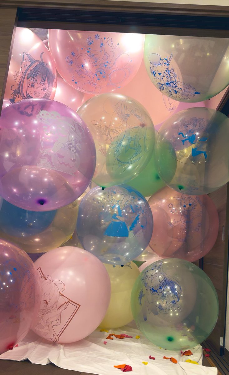 AshleyLooner's tweet photo. 今回はセンペ24インチ🎈で部屋を埋めてみました☺️先に進むにはセンペ特有の弾力を全身で受けながら掻き分けて行く必要があります🥰 #風船で部屋を埋めよう https://t.co/3GY0YKwISx