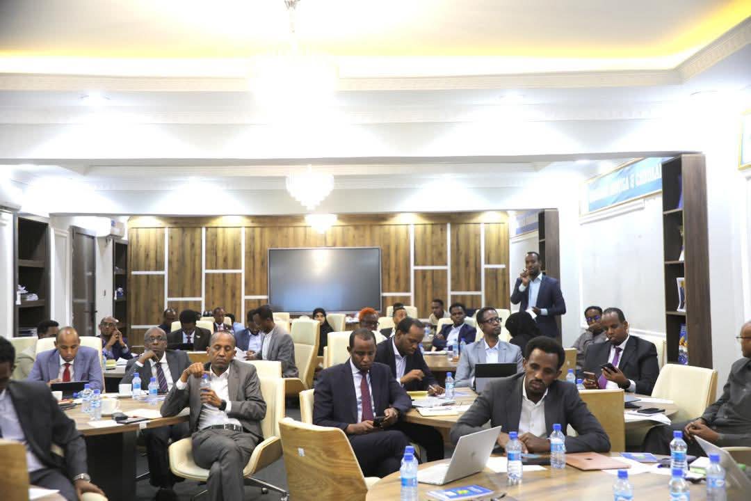 Arabey Hashi Abdi (@arabeyhashi) on Twitter photo Waxaa Maanta ka qayb galay Aqoon Isweydaarsi ku saabsan Hirgelinta Siyaasadda Jaangoynta Mushaaraadka & Darajooyinka Shaqaalaha iyo Xeernidaamiyaha Sharciga Nidaamka Xukuumadda ayaa lagu qabtay Xafiiska Ra'iisul Wasaaraha.<a href="/SomaliPM/">OPM Somalia 🇸🇴</a> <a href="/TheVillaSomalia/">Villa Somalia</a> <a href="/sntvnews1/">SNTV News</a> Waxaa Maanta ka qayb galay Aqoon Isweydaarsi ku saabsan Hirgelinta Siyaasadda Jaangoynta Mushaaraadka & Darajooyinka Shaqaalaha iyo Xeernidaamiyaha Sharciga Nidaamka Xukuumadda ayaa lagu qabtay Xafiiska Ra'iisul Wasaaraha.<a href="/SomaliPM/">OPM Somalia 🇸🇴</a> <a href="/TheVillaSomalia/">Villa Somalia</a> <a href="/sntvnews1/">SNTV News</a>