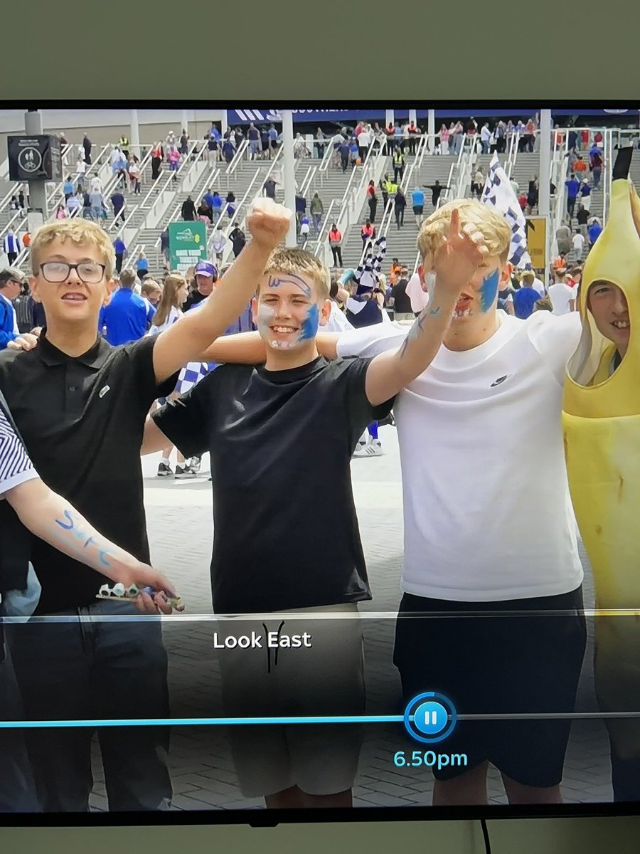 HoltMamba's tweet photo. All credit to this Southend fan who got on the local news this evening https://t.co/UE7EnUI2JV