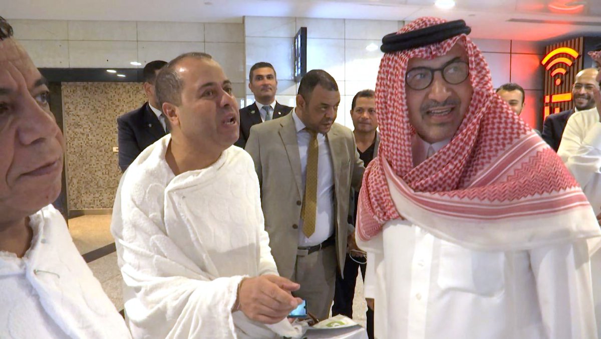 سفير خادم الحرمين الشريفين لدى مصر صالح بن عيد الحصيني في مطار القاهرة الدولي يودع ضيوف برنامج خادم الحرمين الشريفين من ذوي الشهداء والأسرى والجرحى من أبناء الشعب الفلسطيني الشقيق  الذي تنفذه وزارة الشؤون الإسلامية والدعوة والإرشاد.

وجدد السفير الحصيني خلال توديع الحجاج التأكيد